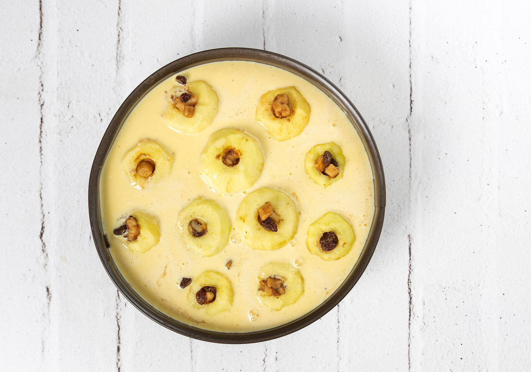 Bratapfelkuchen mit ganzen Äpfeln - Creme auf Äpfel