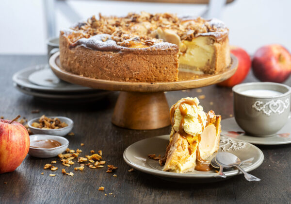 Apfeltorte mit Sahne und Zimt (Springform) - Einfach Kuchen