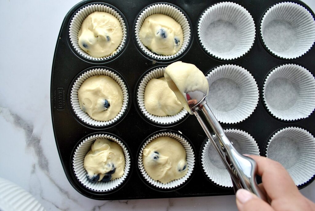 Teig in Muffin Förmchen füllen für Heidelbeer Muffins