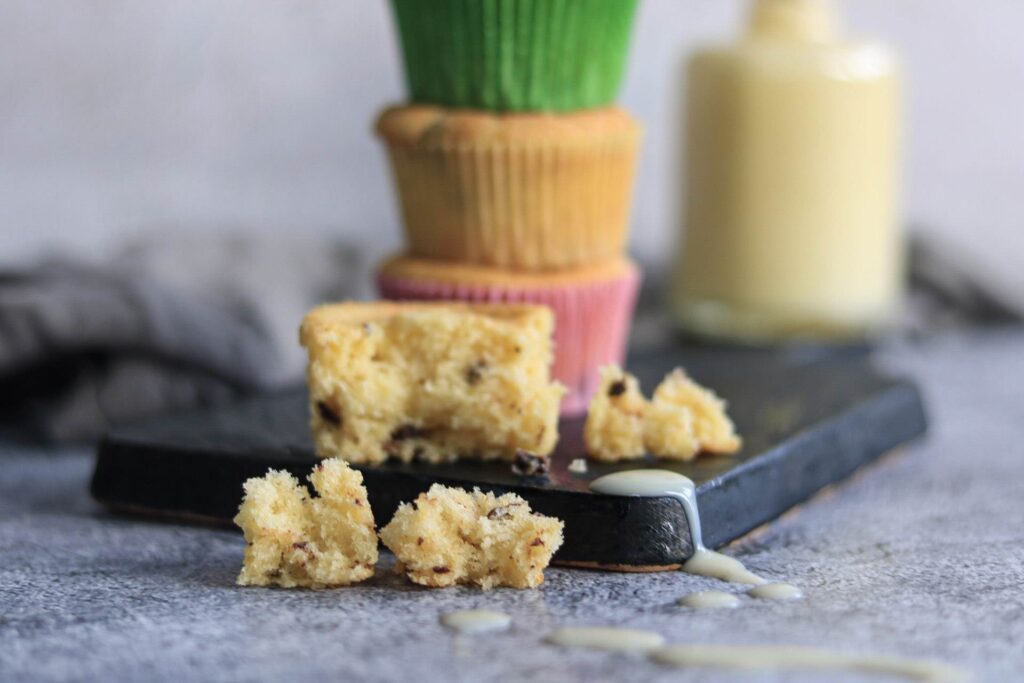 Eierlikör Muffins mit Schokostücken