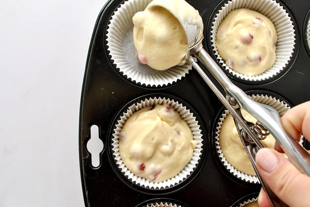 Teig in Muffin Förmchen füllen für Johannisbeer Muffins