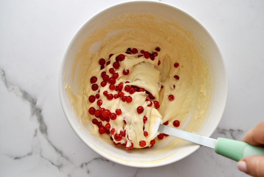 Johannisbeeren unter Teig heben für Muffins