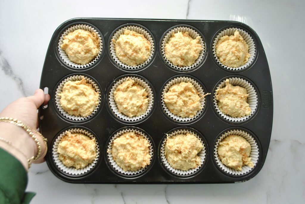 Karotten Muffins in den Backofen geben