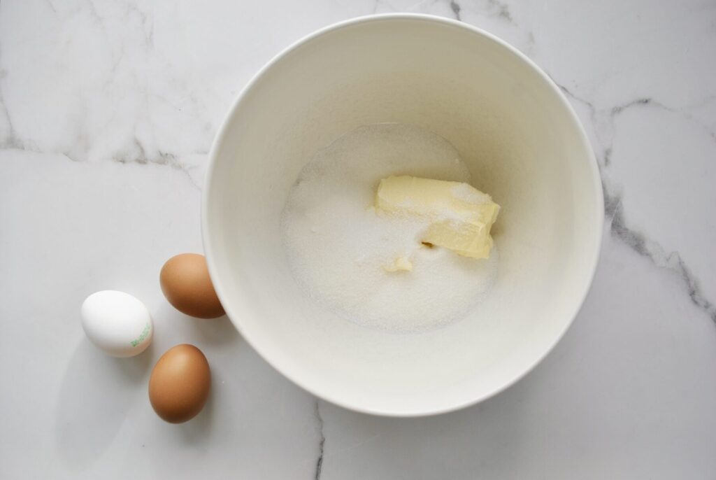 Butter mit Zucker aufschlagen für Karotten Muffins