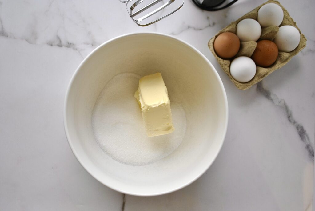 Butter mit Zucker aufschlagen für Karottenkuchen vom Blech