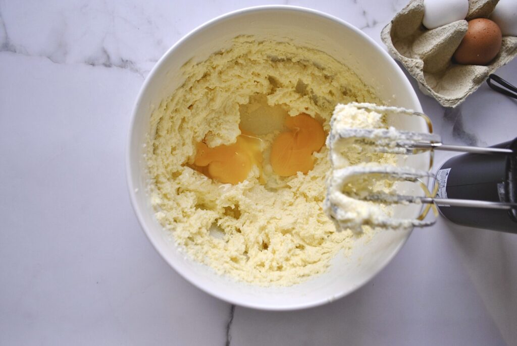 Eier zum Teig geben für Karottenkuchen vom Blech