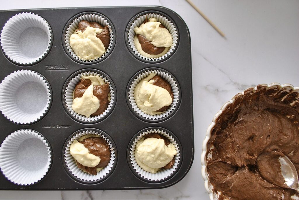 Teig geschichtet in Muffin Förmchen füllen für Marmor Muffins