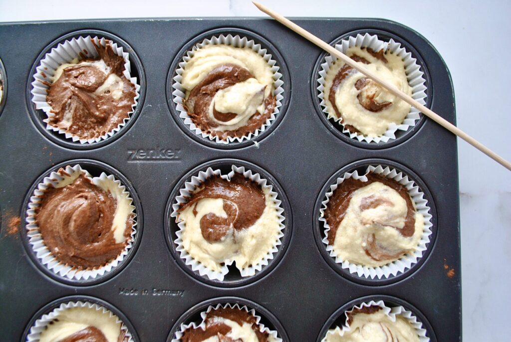 Mit Holstäbchen einen Swirl drehen für Marmor Muffins