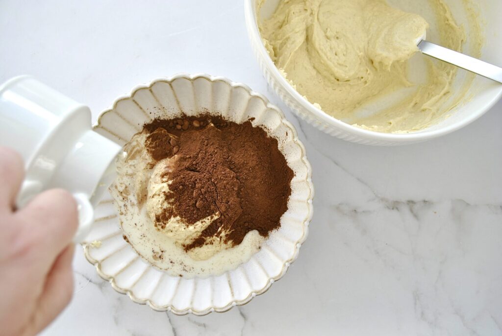 Teig zur Hälfte trennen und Kakaopulver und Milch zum einen Teil dazu geben für Marmor Muffins