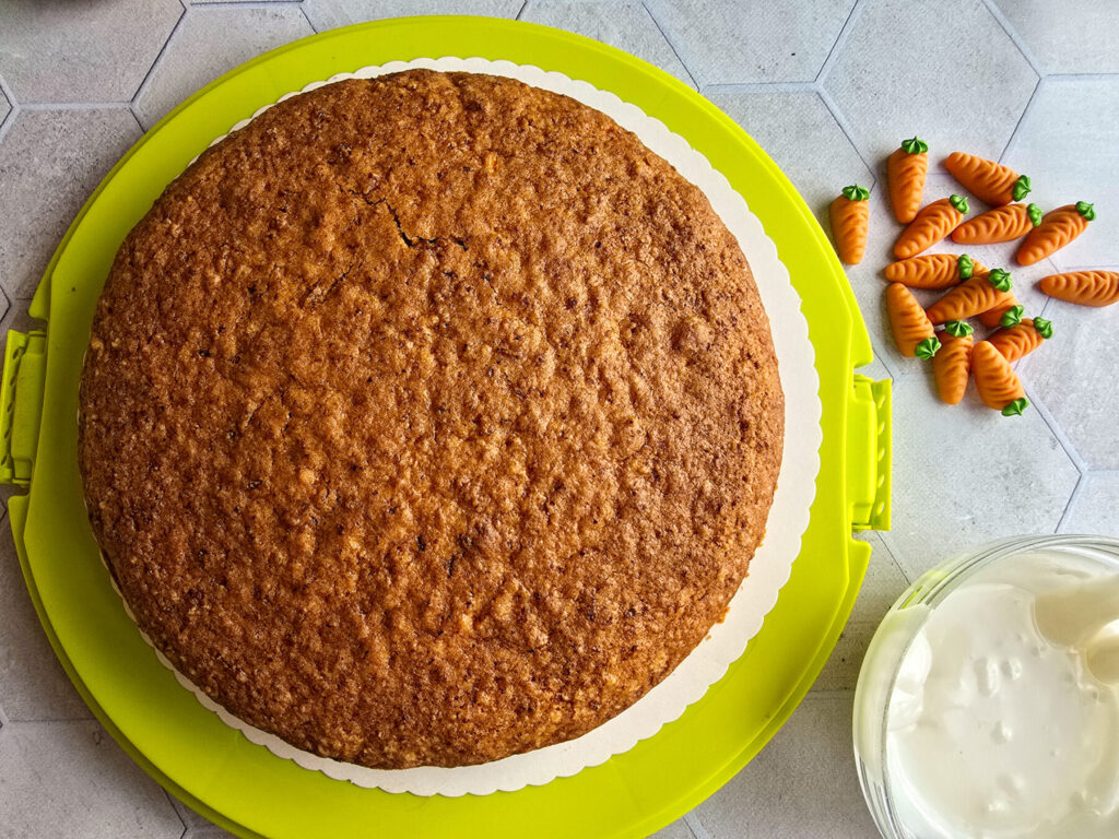 Möhrenkuchen saftig Zuckerguss auf Kuchen