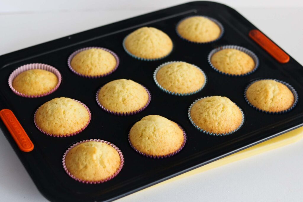 fertig gebackene einfache Muffins