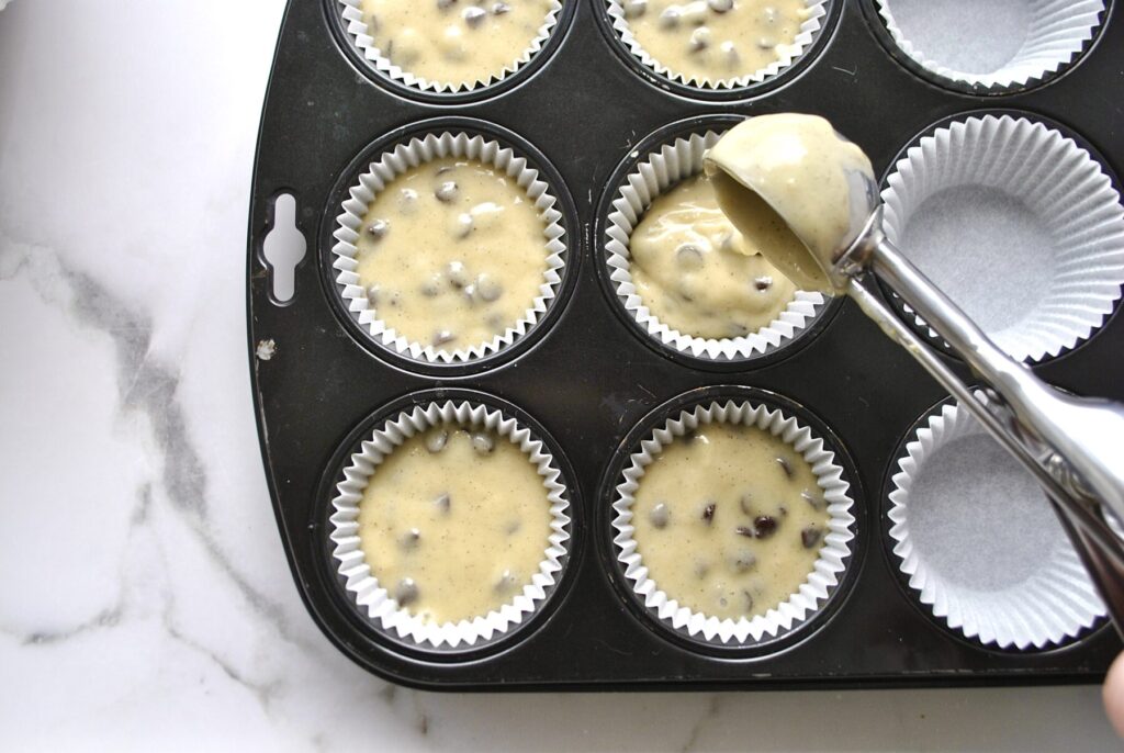 Teig in Muffin Förmchen füllen für Muffins mit Schokostückchen