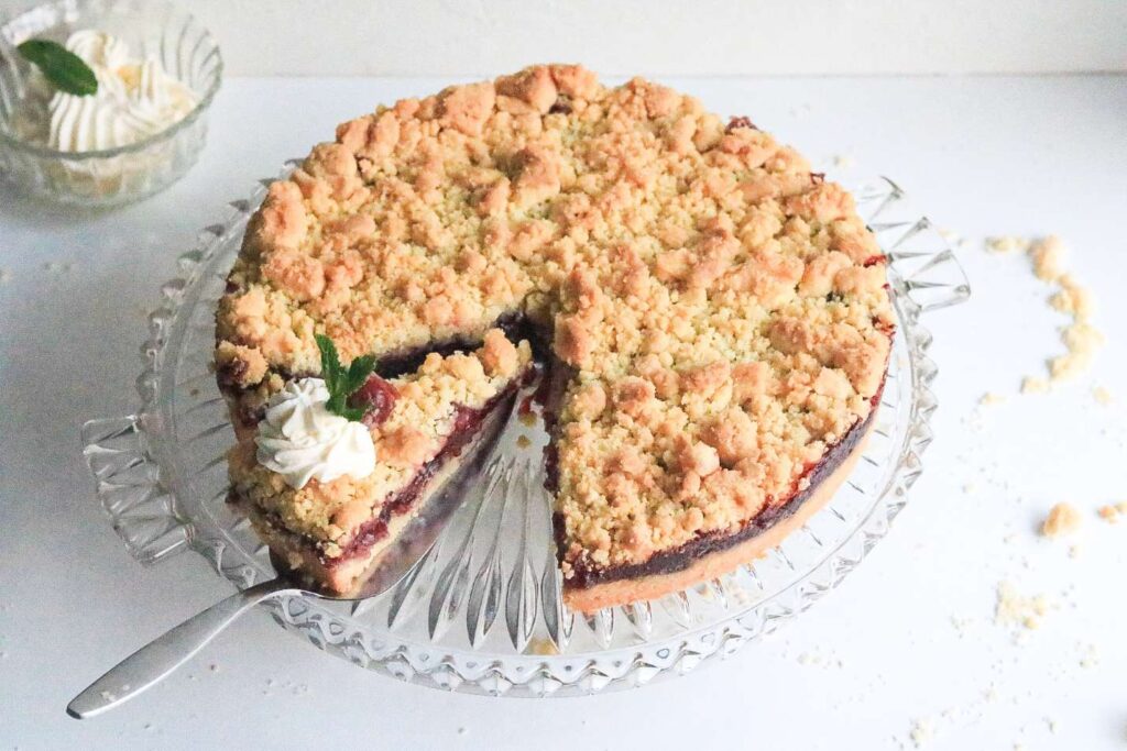 Omas Kirschkuchen mit Streusel saftig und knusprig