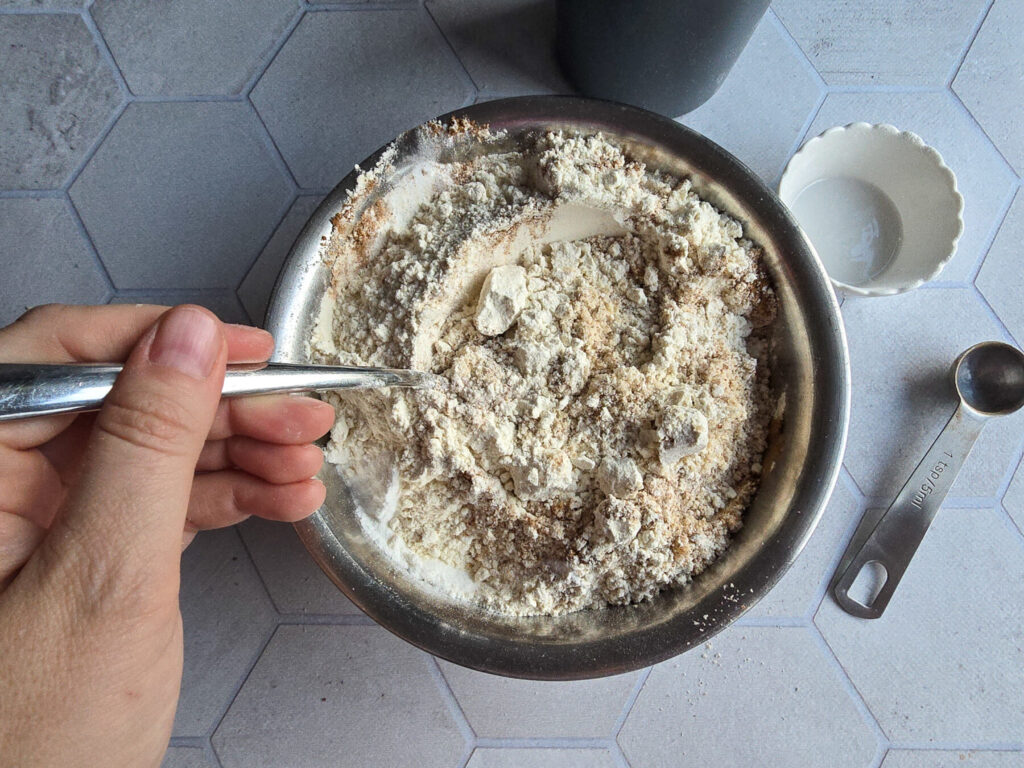 Omas Möhrenkuchen trockene Zutaten vermengen