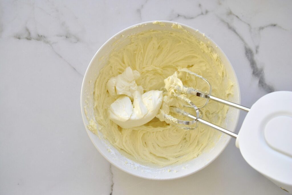 Frischkäse zum Frosting geben für Red Velvet Cupcakes