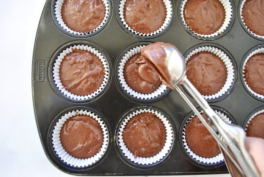 Teig in Muffin Förmchen verteilen für Red Velvet Cupcakes