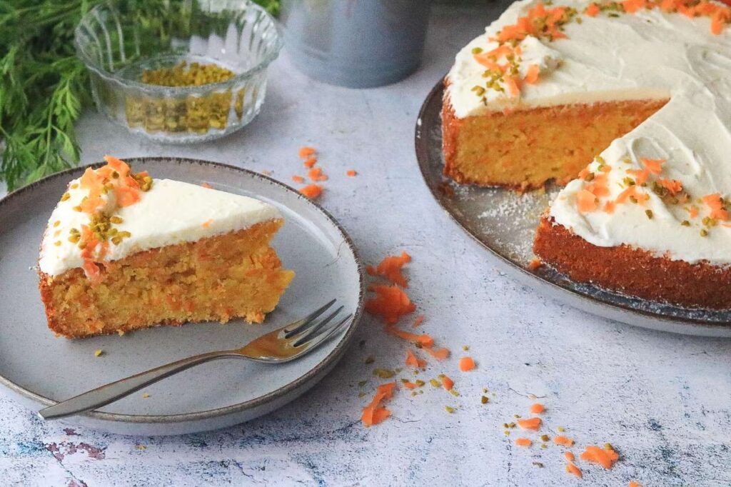 schneller Karottenkuchen mit Frosting aus Frischkäse und Puderzucker