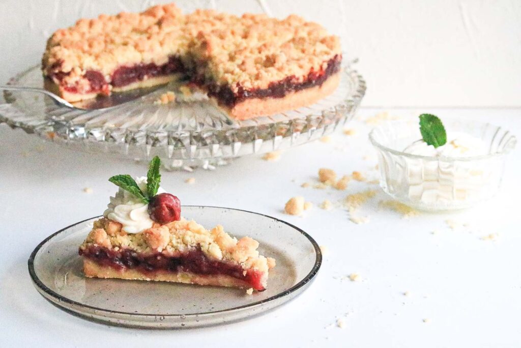 Streuselkuchen mit Kirschen und Sahne