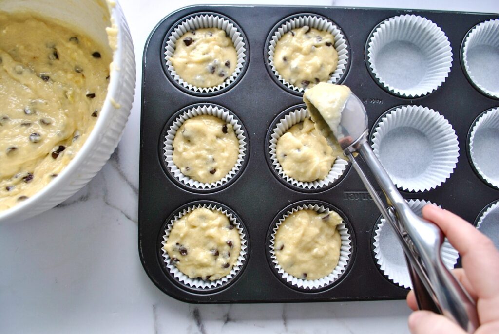 Teig in Muffin Förmchen verteilen für Bananen Schokomuffins