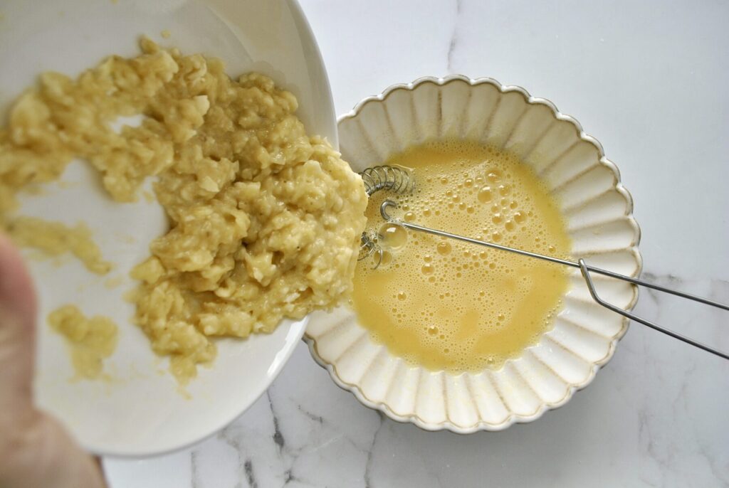 Bananen zum Teig geben für Schoko Bananen Muffins