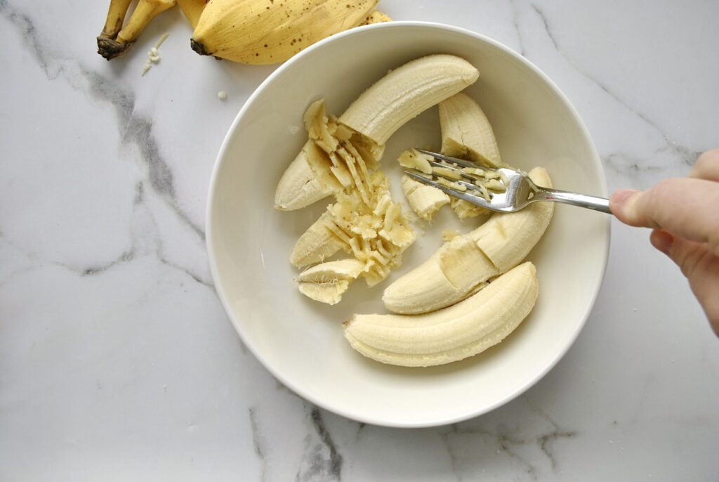 Bananen zerdrücken für Bananen Schoko Muffins