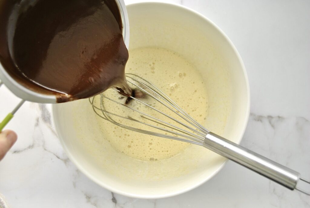 Schokolade zum Teig geben für Brownie Muffins