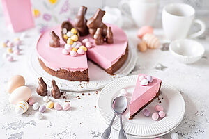 Ostertorte mit Beeren