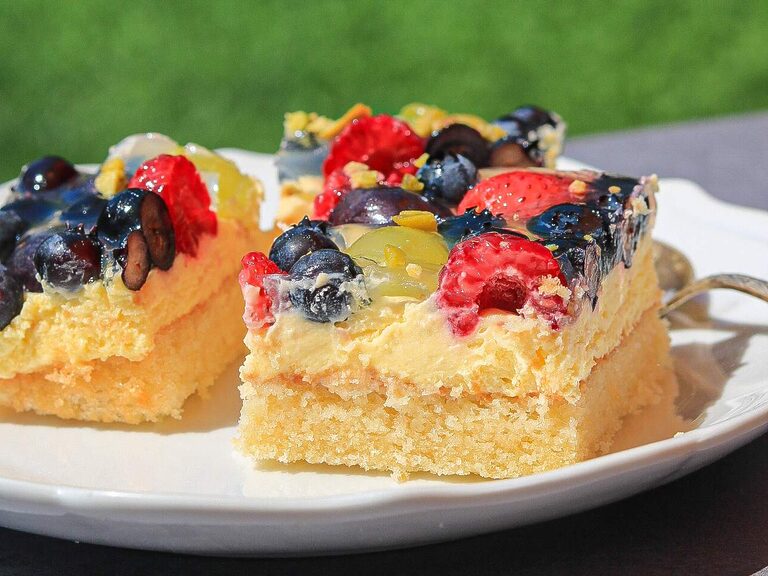 schneller Kuchen mit Obst und Vanillecreme