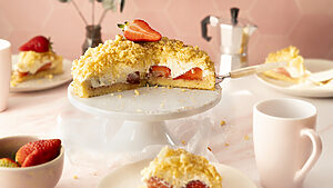 Heller Maulwurfkuchen mit Erdbeeren
