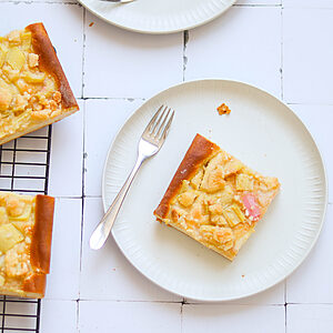 Rhabarberkuchen mit Hefeteig und Streuseln vom Blech