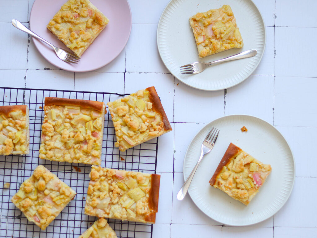 Rhabarberkuchen mit Hefeteig und Streuseln vom Blech