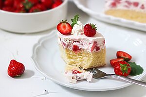 Limokuchen mit Erdbeeren
