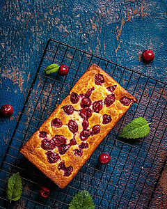 Grießkuchen mit Kirschen