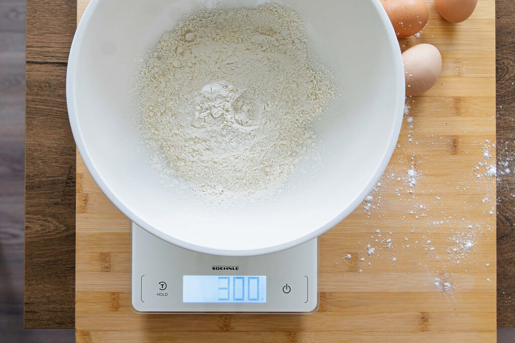 Mehl mit digitaler Küchenwaage abwiegen