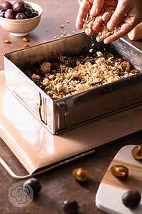 Zwetschgendatschi mit Hefeteig mit Streusel belegen