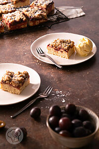 Stück Zwetschgendatschi mit Streusel und Eis
