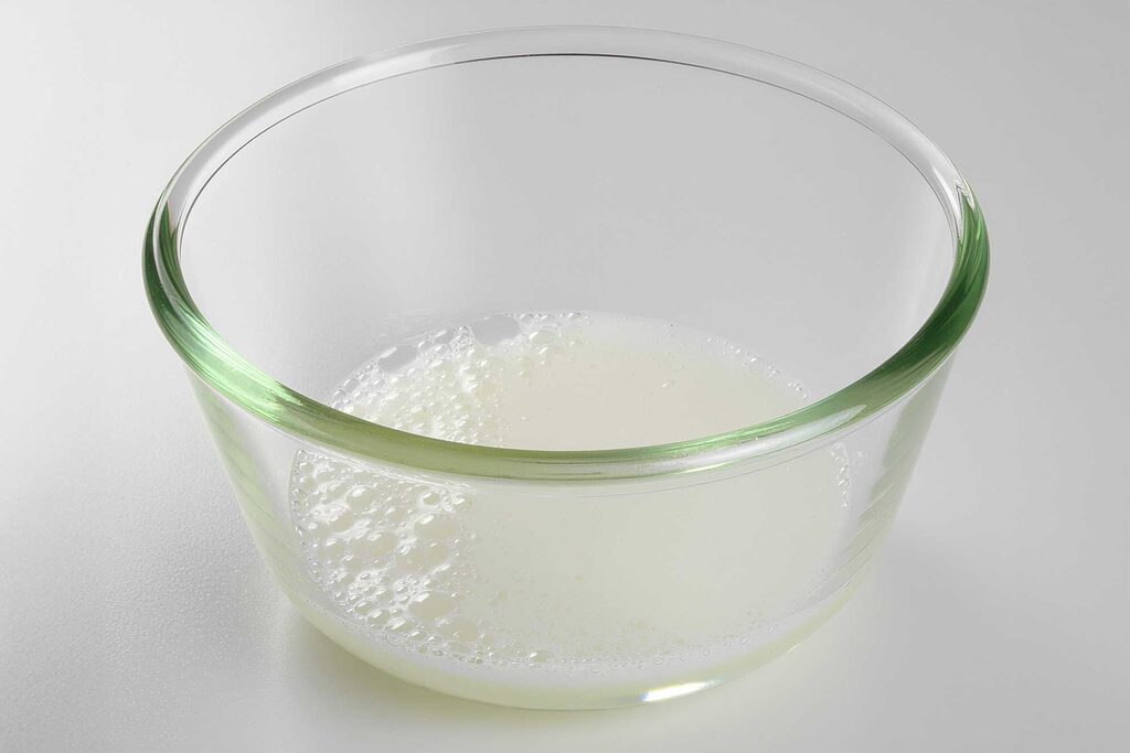 Schüssel mit Eiklar