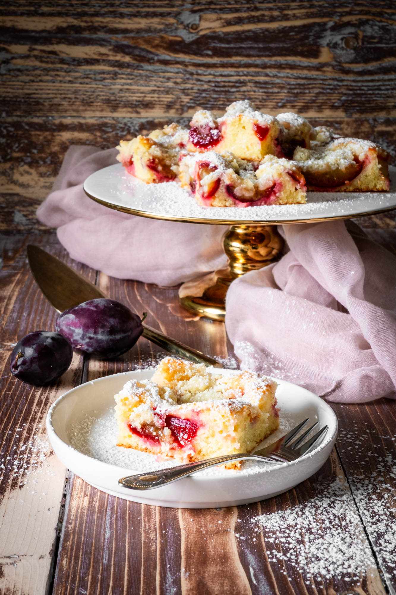 saftiger Zwetschgenkuchen mit Streusel vom Blech - Einfach Kuchen