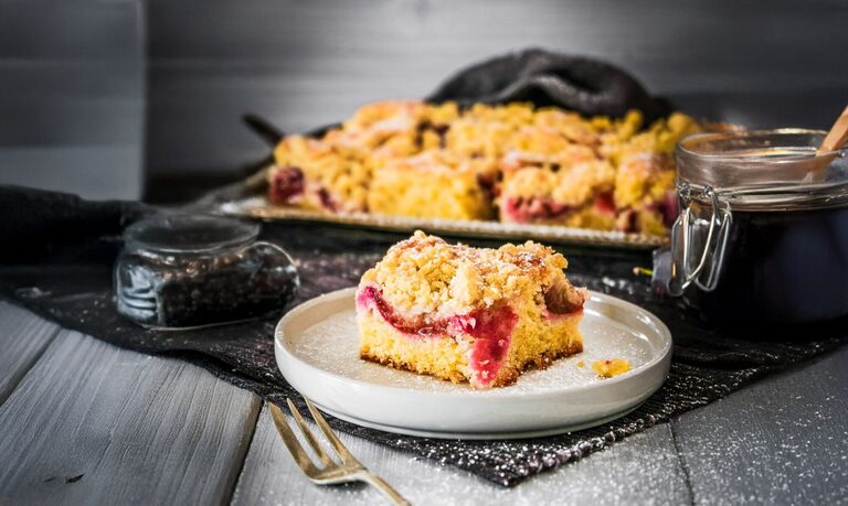 Zwetschgenkuchen mit Streusel vom Blech