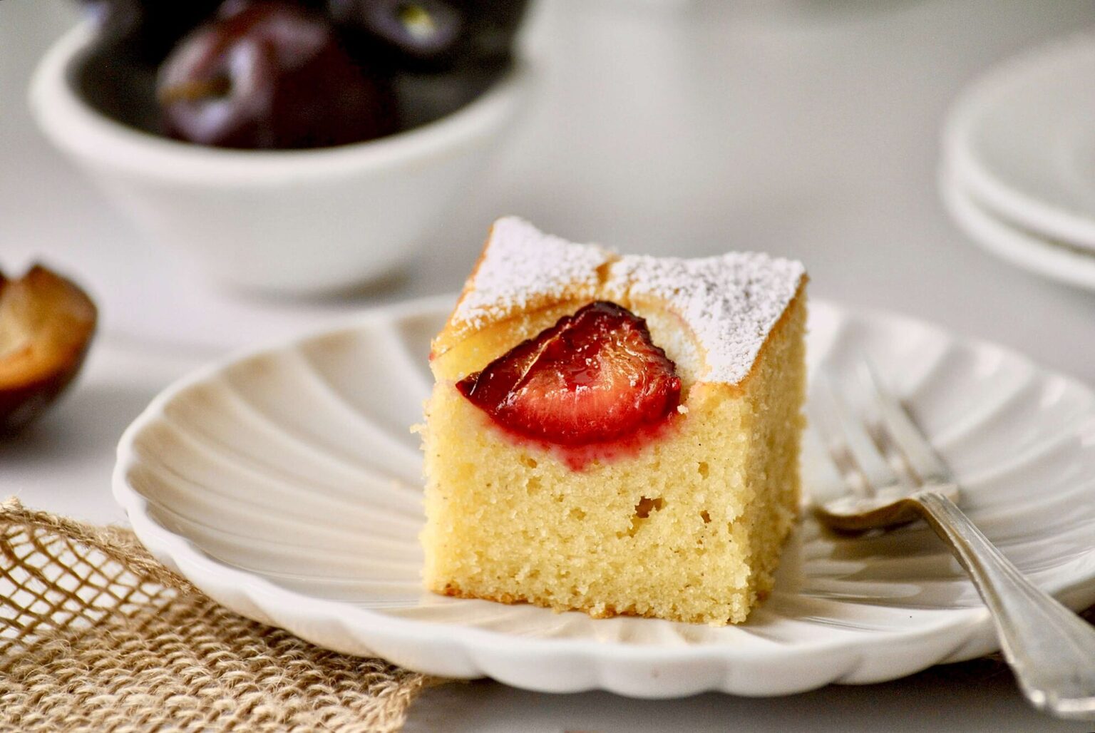 einfacher Zwetschgen Blechkuchen mit fluffigem Rührteig