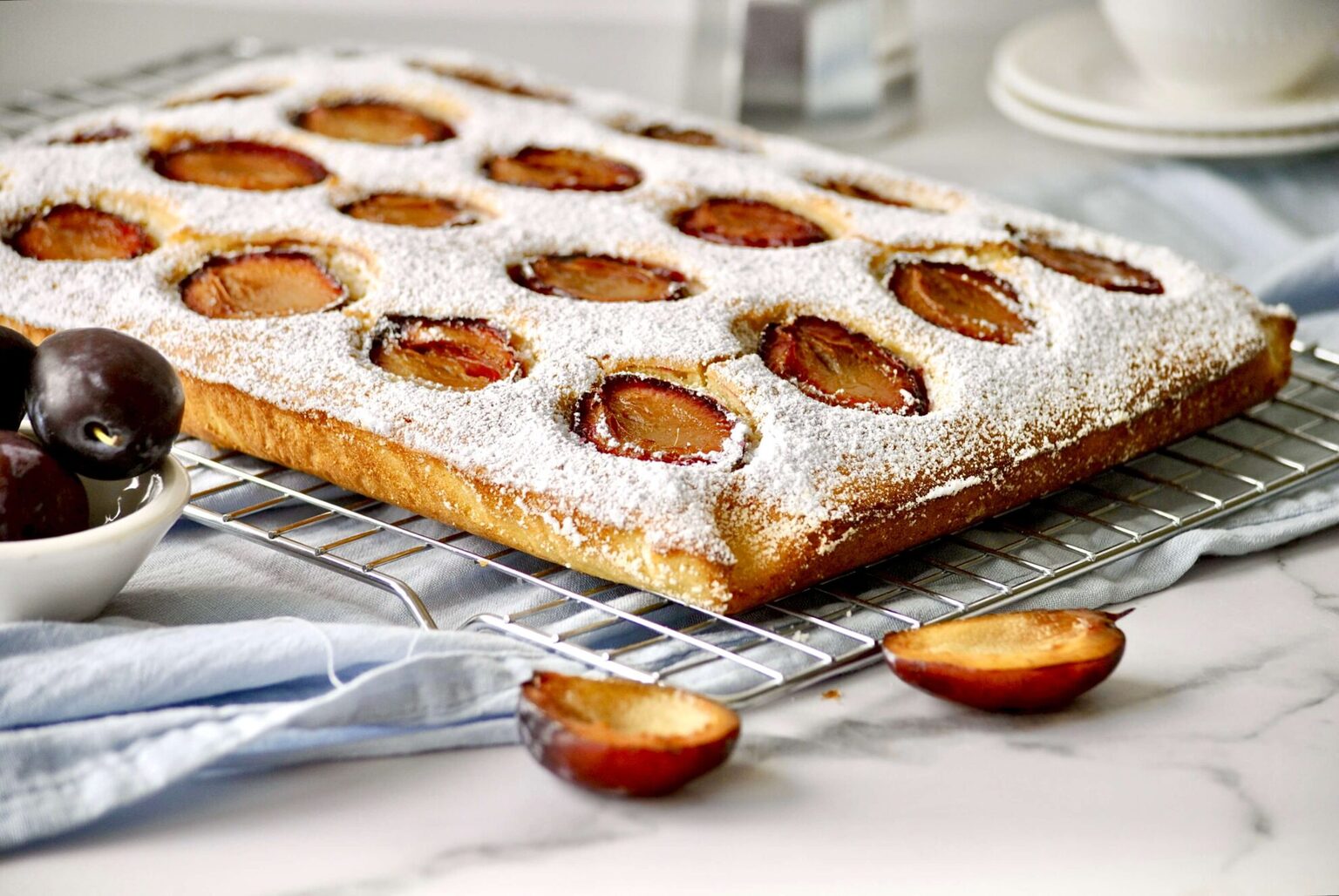 einfacher Zwetschgen Blechkuchen mit fluffigem Rührteig