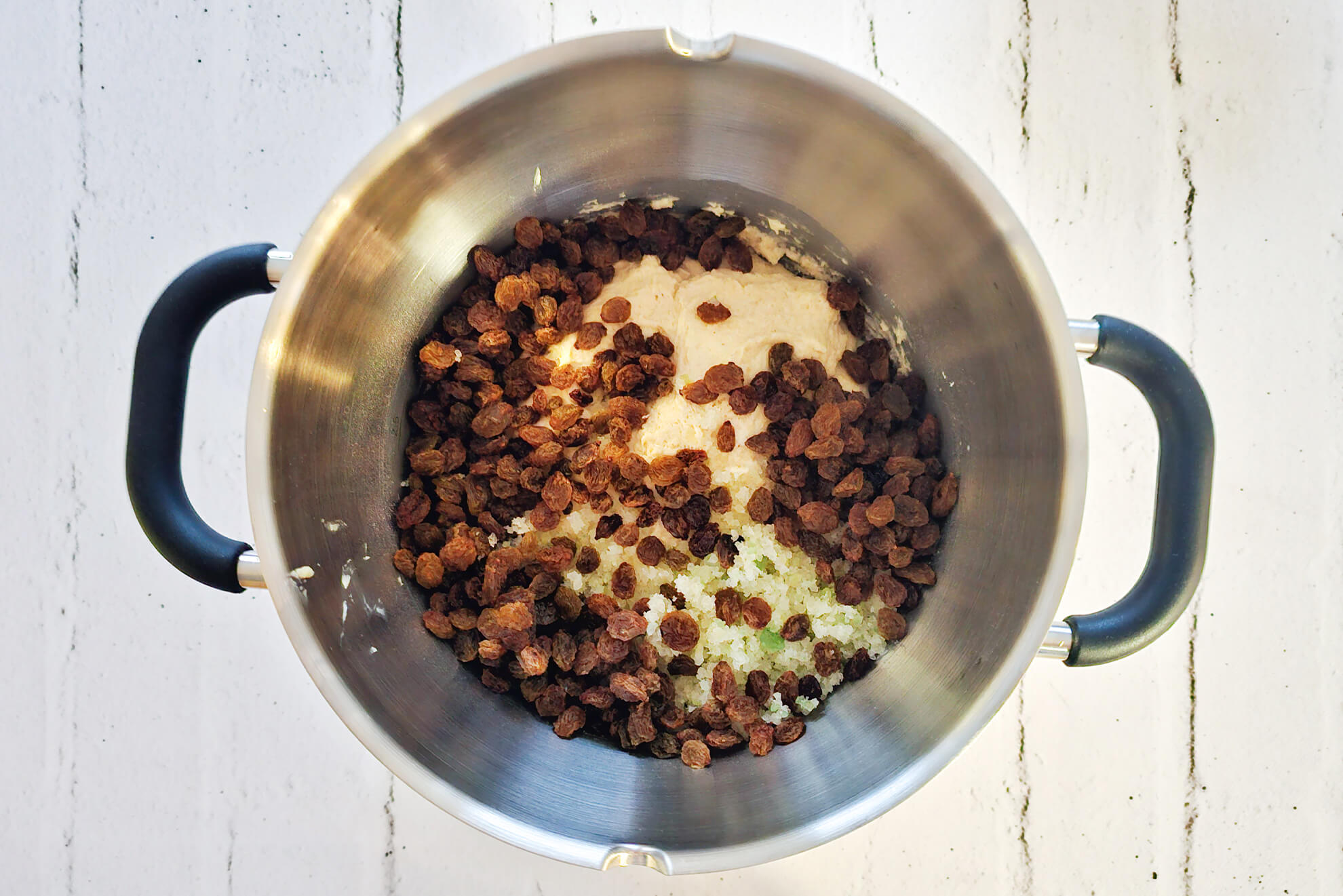 Christstollen Rosinen und Zitronat hinzufügen