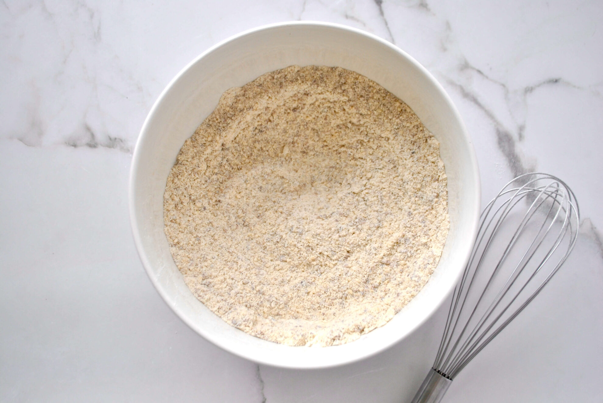 Mehl, Mandeln und Zucker vermengen für Linzertorte