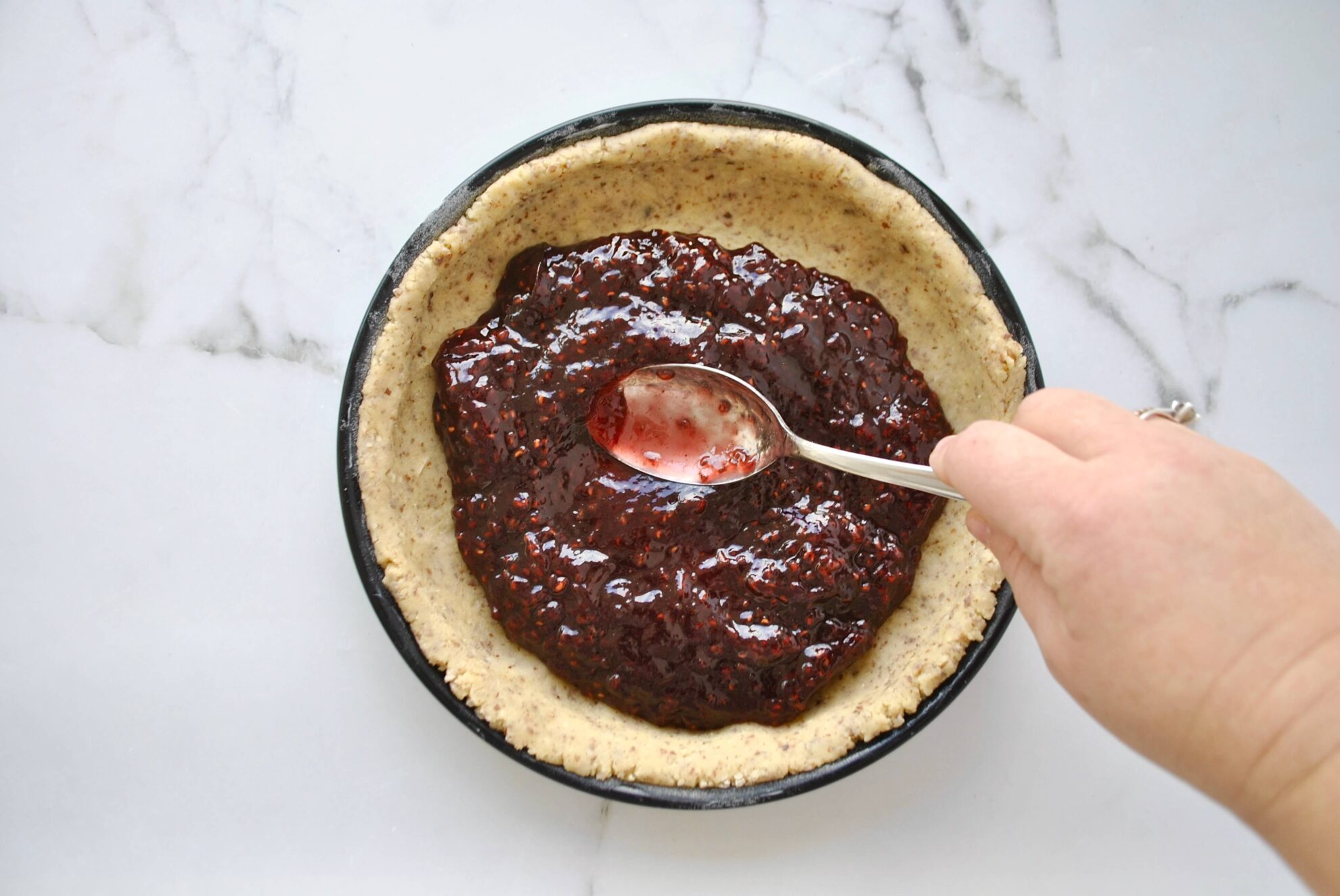 Konfitüre zum Teig geben für Linzertorte