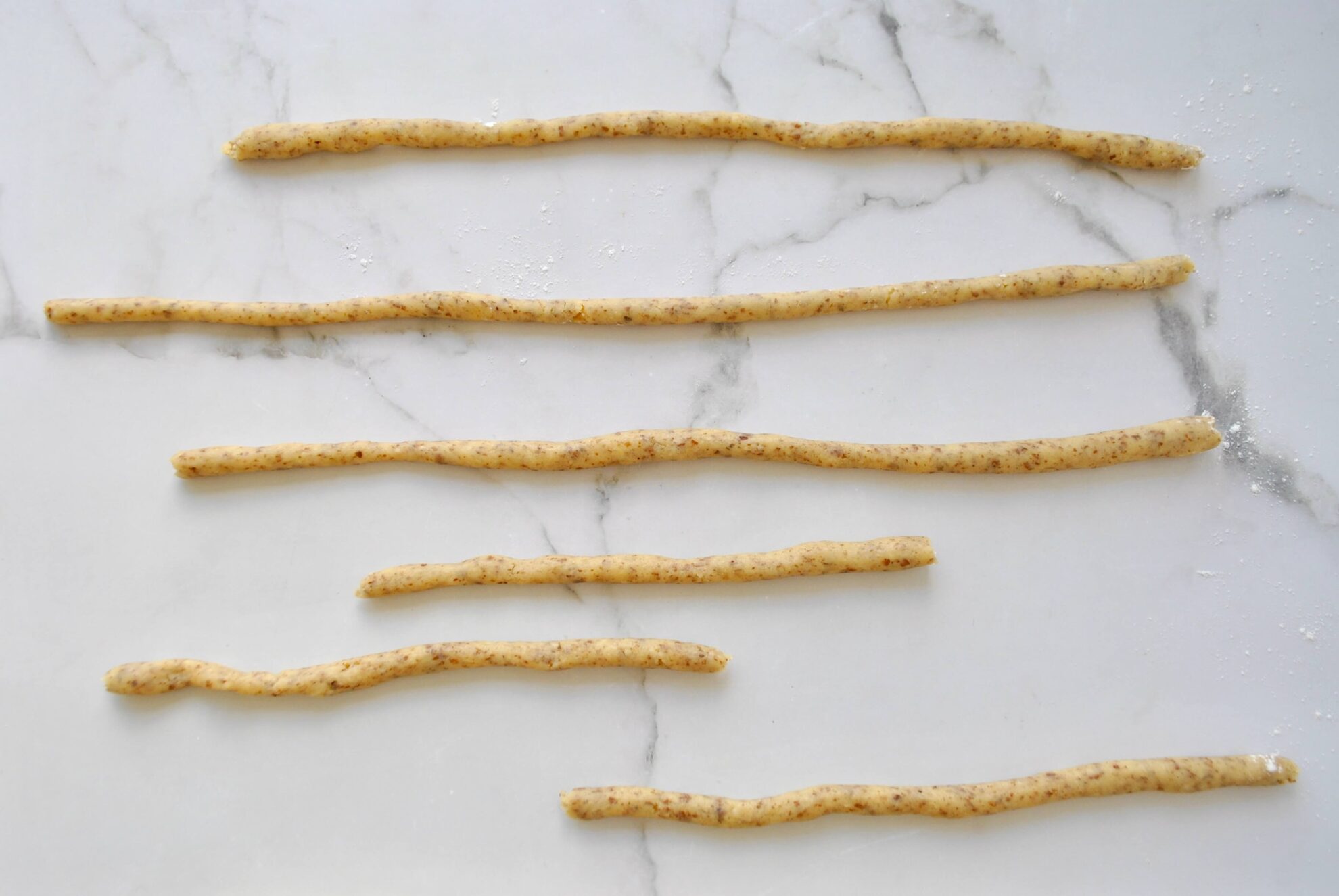 aus Mürbeteig Rollen formen für Linzertorte