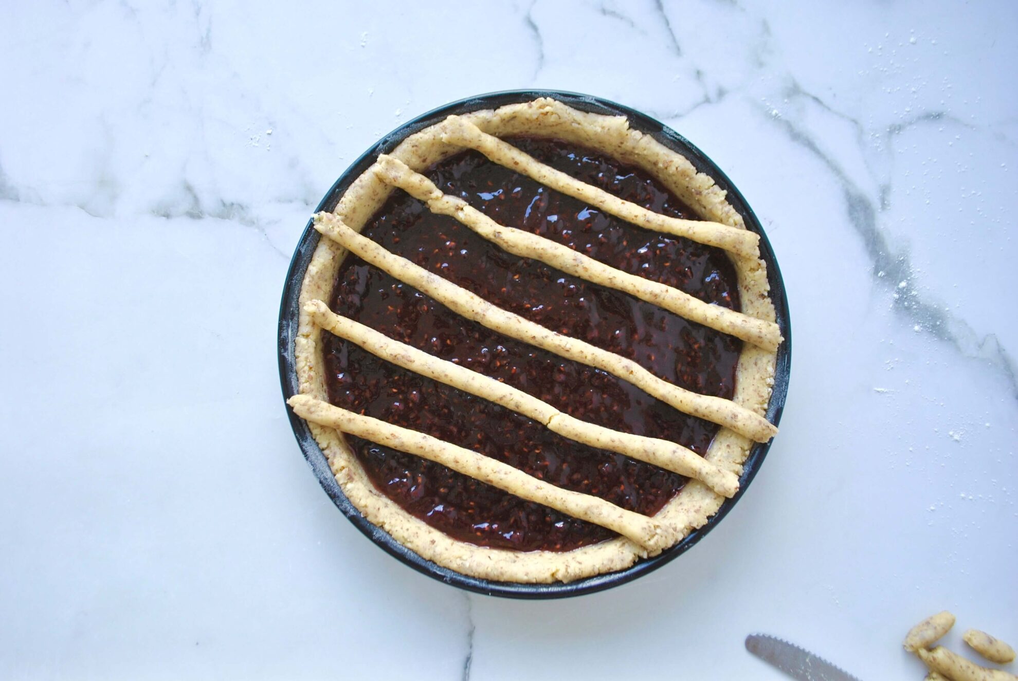 Teigrollen auf der Torte verteilen für Linzertorte
