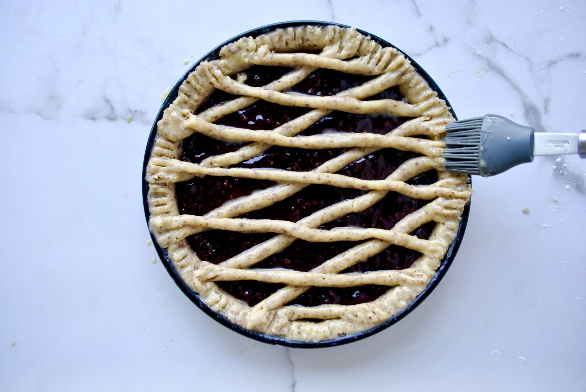 Linzertorten Teig mit Ei bestreichen