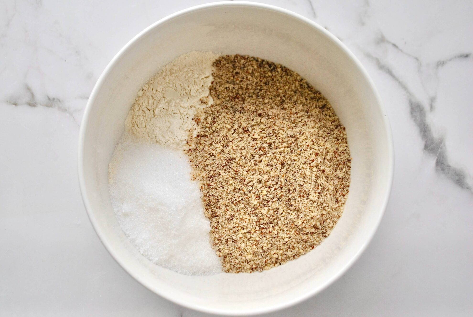 Mehl, Mandeln und Zucker vermengen für Linzertorte