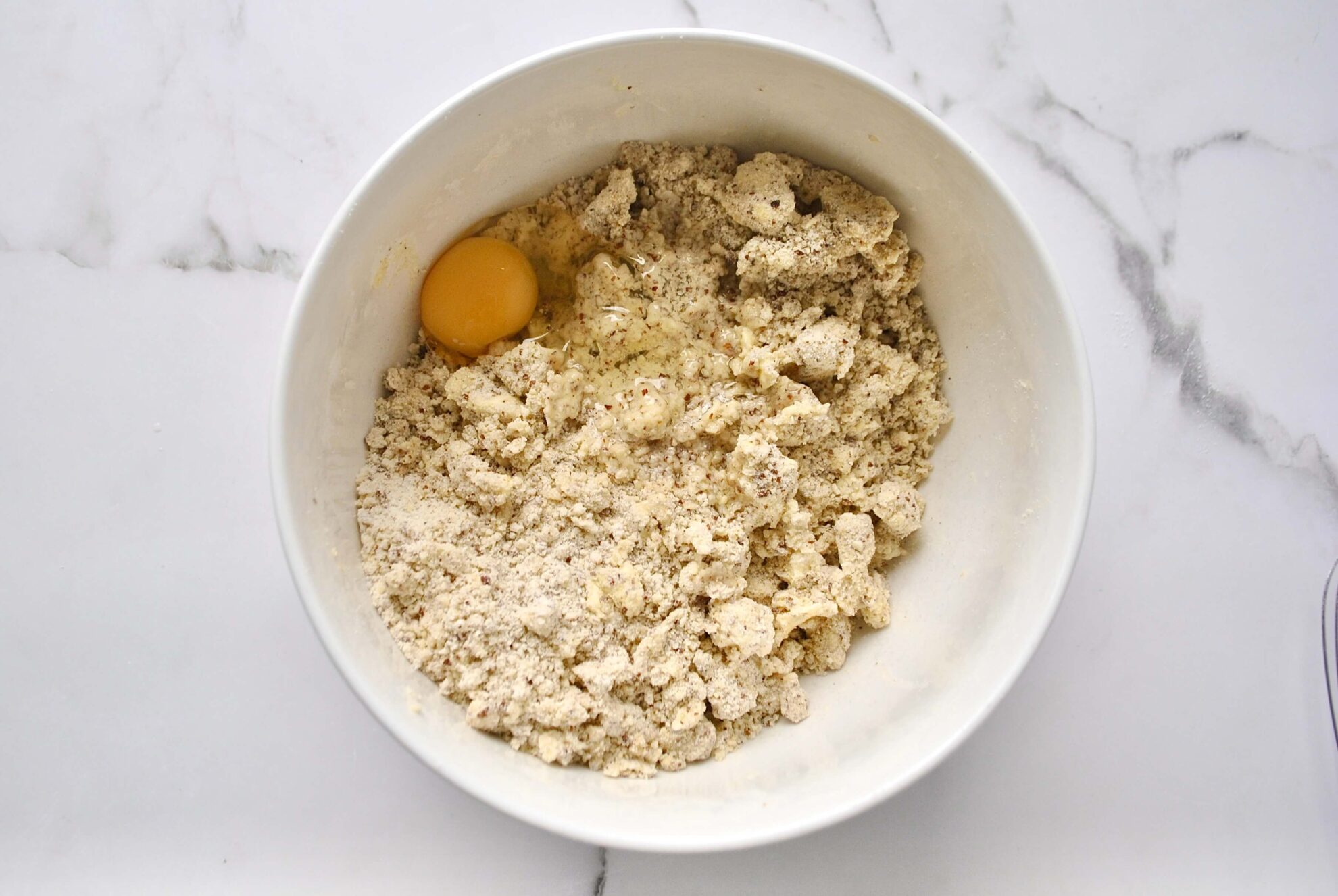 Ei zum Mürbeteig hinzugeben für Linzertorte