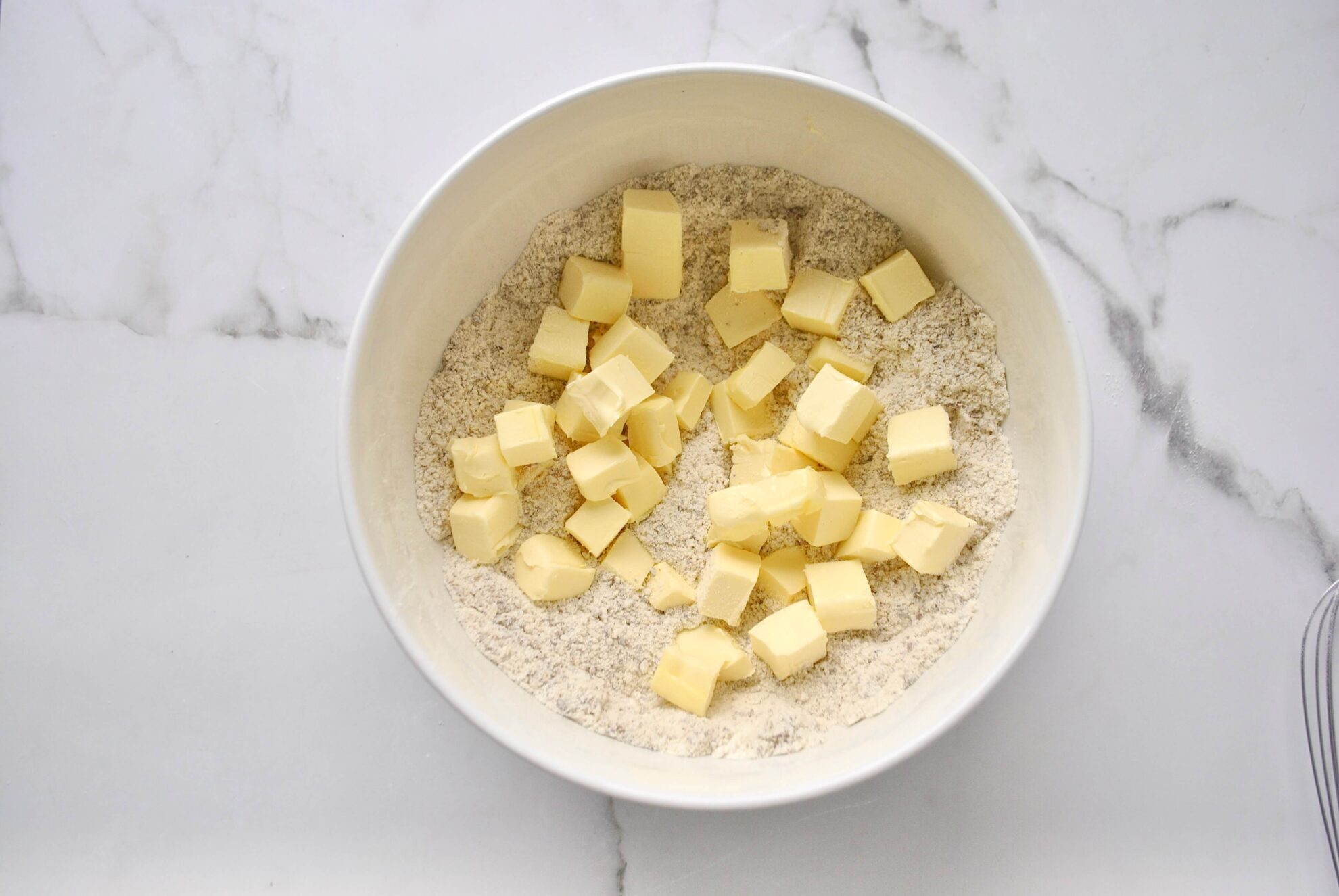 kalte Butter in Stücke schneiden und zum Teig geben für Linzertorte